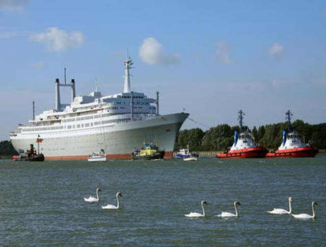 Voormalig cruiseschip ss Rotterdam van de Holland America Line aan de kade in Katendrecht in Rotterdam